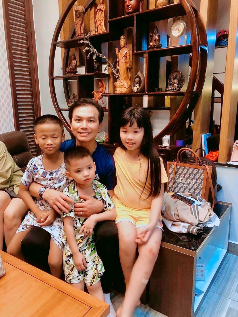Lâu lắm rồi Mạnh Quỳnh mới có dịp đoàn tụ với con nuôi của 'người tình sân khấu' - Phi Nhung Lâu lắm rồi Mạnh Quỳnh mới có dịp đoàn tụ với con nuôi của 'người tình sân khấu' - Phi Nhung