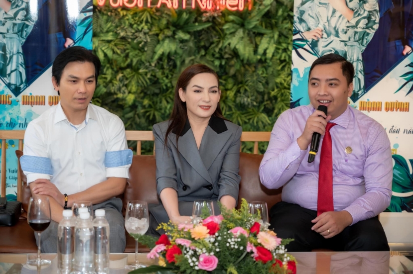 Tình cảm đậm sâu của Mạnh Quỳnh - Phi Nhung khiến nhiều người ngưỡng mộ Tình cảm đậm sâu của Mạnh Quỳnh - Phi Nhung khiến nhiều người ngưỡng mộ