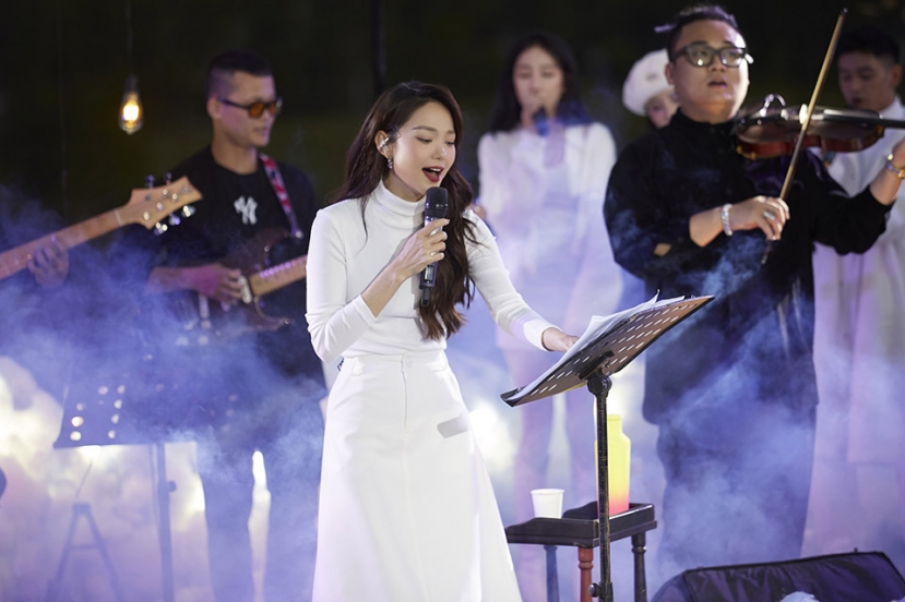 Tại đây, nữ ca sĩ đã có những chia sẻ thẳng thắn xoay quanh ngày trọng đại của cuộc đời. Tại đây, nữ ca sĩ đã có những chia sẻ thẳng thắn xoay quanh ngày trọng đại của cuộc đời.