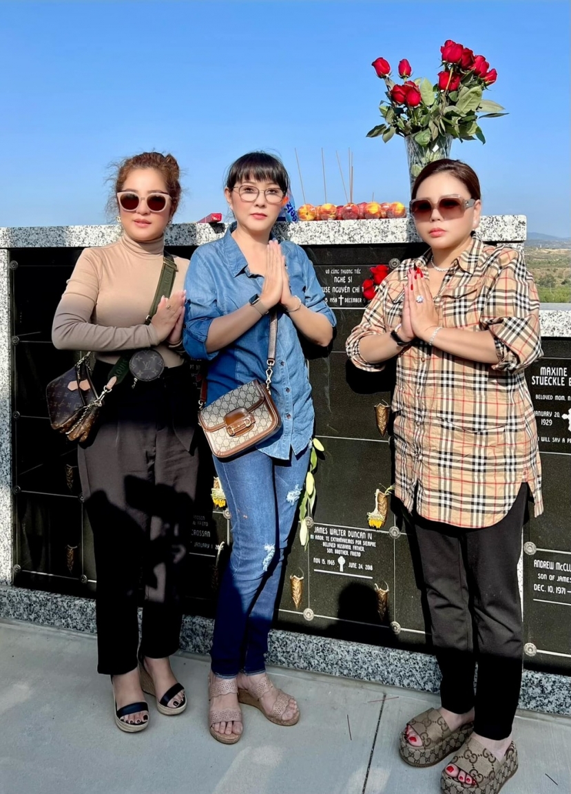 Hành trình sang Mỹ lần này, Lê Giang, Phương Dung cũng đã đến thăm mộ cố nghệ sĩ Chí Tài. Hành trình sang Mỹ lần này, Lê Giang, Phương Dung cũng đã đến thăm mộ cố nghệ sĩ Chí Tài.