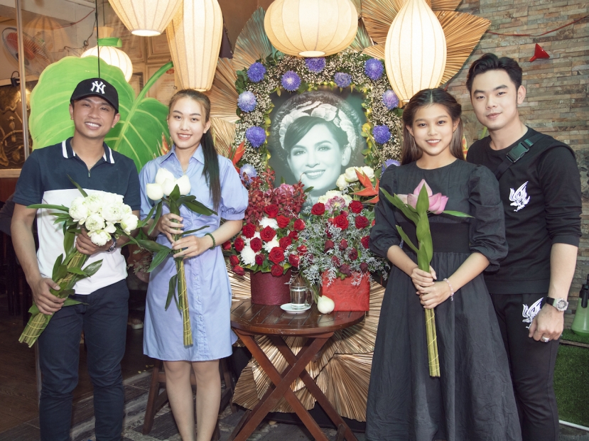 Những người con nuôi cùng Mạnh Quỳnh đã tham gia đêm nhạc tưởng nhớ Phi Nhung đầu tiên tại Việt Nam. Tuy nhiên Hồ Văn Cường vắng mặt không rõ nguyên nhân Những người con nuôi cùng Mạnh Quỳnh đã tham gia đêm nhạc tưởng nhớ Phi Nhung đầu tiên tại Việt Nam. Tuy nhiên Hồ Văn Cường vắng mặt không rõ nguyên nhân
