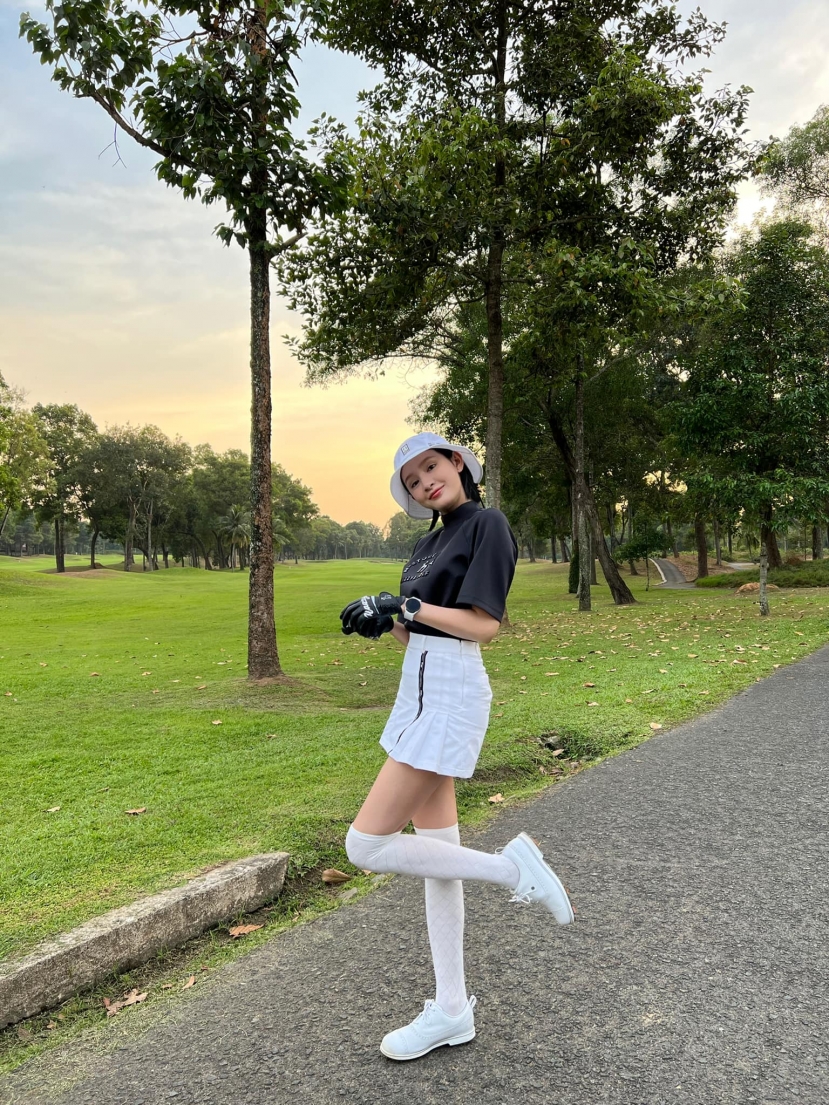 Nữ ca sĩ dành phần lớn thời gian để rèn luyện sức khỏe, tích cực tham gia đánh golf Nữ ca sĩ dành phần lớn thời gian để rèn luyện sức khỏe, tích cực tham gia đánh golf