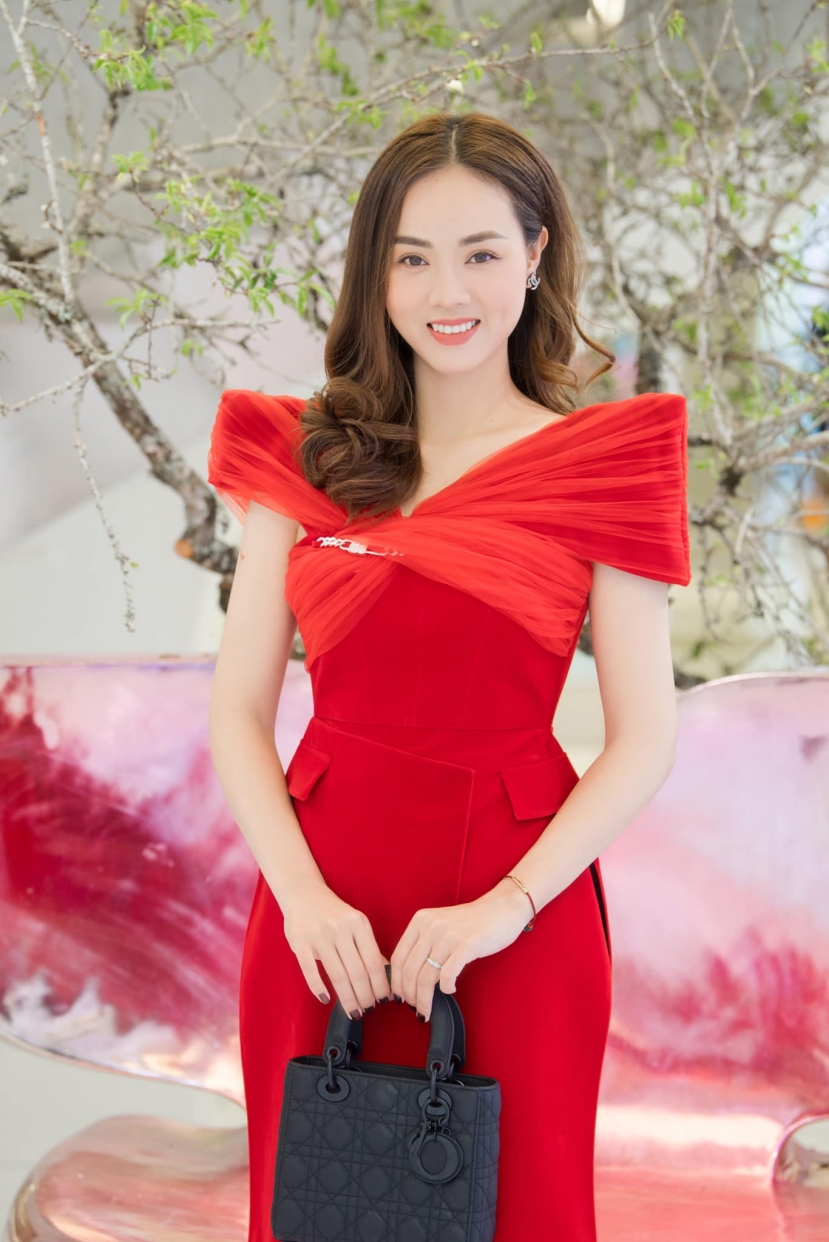 Vợ Công Lý đăng đàn 'xanh chín' khi bị xỉa xói không thương tiếc, chốt hạ một câu gây chú ý - Ảnh 1 Vợ Công Lý đăng đàn 'xanh chín' khi bị xỉa xói không thương tiếc, chốt hạ một câu gây chú ý - Ảnh 1