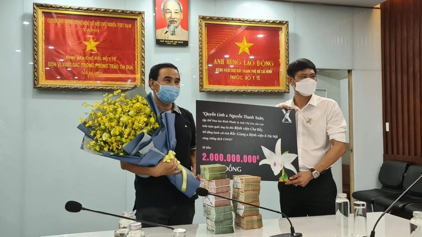 Quyền Linh lặn lội khắp mọi miền đất nước để đem hy vọng về cho người nghèo Quyền Linh lặn lội khắp mọi miền đất nước để đem hy vọng về cho người nghèo