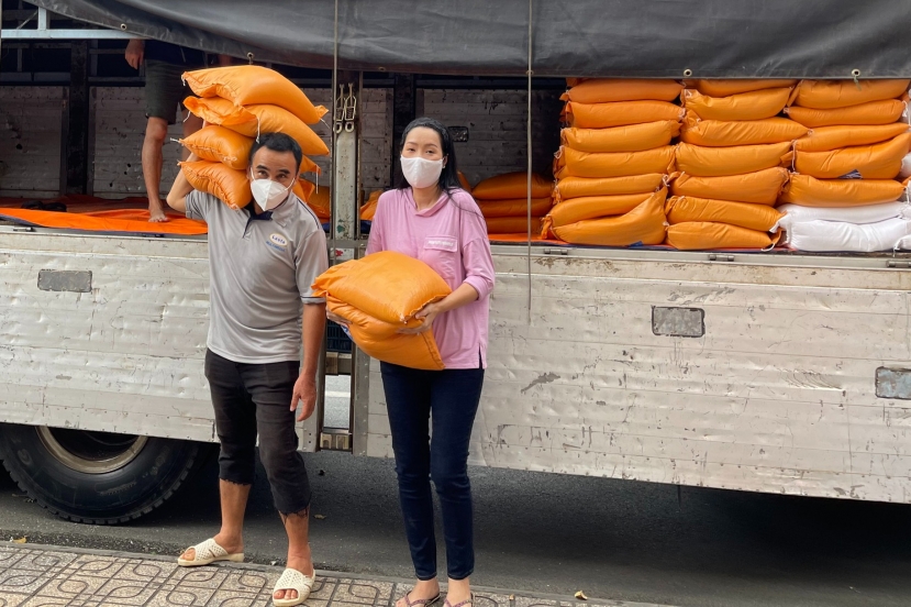 Quyền Linh ít khi đứng ra kêu gọi tiền để từ thiện, toàn bộ kinh phí đều do anh bỏ tiền túi Quyền Linh ít khi đứng ra kêu gọi tiền để từ thiện, toàn bộ kinh phí đều do anh bỏ tiền túi