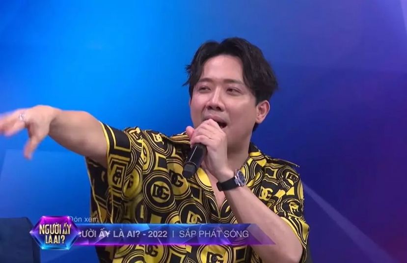 Với tư cách là một người dẫn chương trình, Trấn Thành lại gây chú ý bởi tạo hình... không thể màu mè, diêm dúa hơn Với tư cách là một người dẫn chương trình, Trấn Thành lại gây chú ý bởi tạo hình... không thể màu mè, diêm dúa hơn