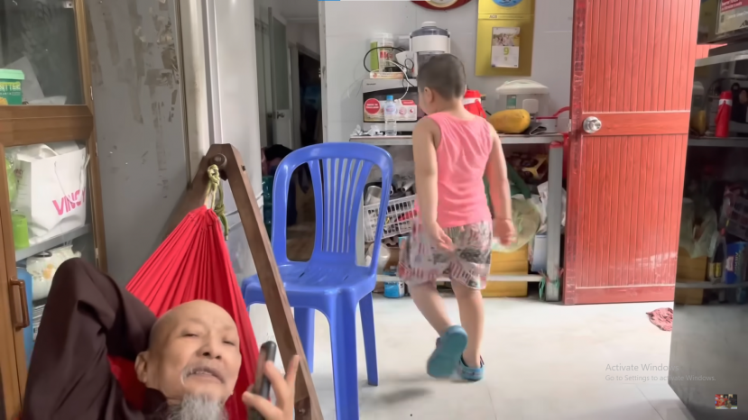 Ông Lê Tùng Vân xuất hiện trong clip mới nhất của nhóm người Tịnh Thất Bồng Lai Ông Lê Tùng Vân xuất hiện trong clip mới nhất của nhóm người Tịnh Thất Bồng Lai