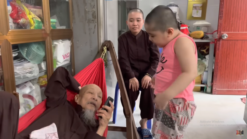 Lâu lắm mới lộ diện, ông Vân gây chú ý bởi thần sắc ổn định. Mặc dù phải nằm trên võng, thế nhưng 'thầy ông nội' rất minh mẫn Lâu lắm mới lộ diện, ông Vân gây chú ý bởi thần sắc ổn định. Mặc dù phải nằm trên võng, thế nhưng 'thầy ông nội' rất minh mẫn