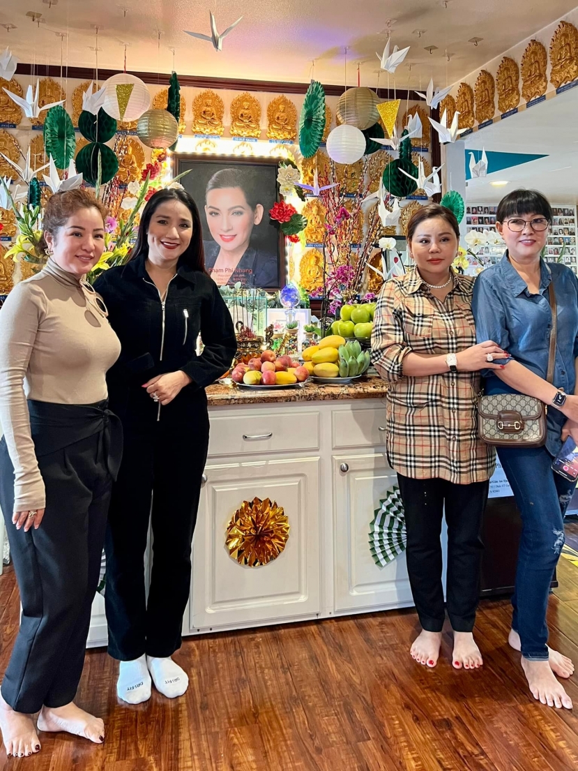 Anh chị em đồng nghiệp thường xuyên lui tới Tịnh Xá Giác An để thăm viếng Phi Nhung Anh chị em đồng nghiệp thường xuyên lui tới Tịnh Xá Giác An để thăm viếng Phi Nhung