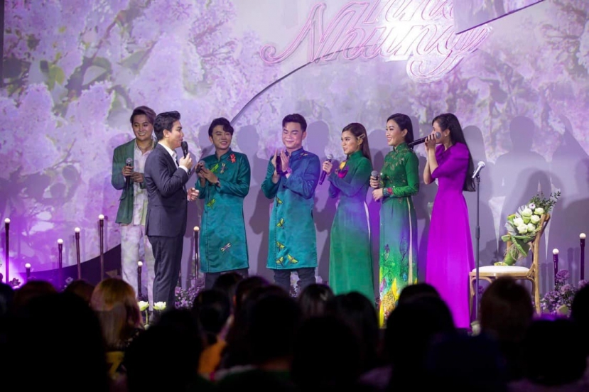 Vượt nửa vòng trái đất từ Mỹ về Việt Nam, Mạnh Quỳnh thể hiện nhiều ca khúc làm nên tên tuổi một thời để tri âm 'người tình sân khấu' Vượt nửa vòng trái đất từ Mỹ về Việt Nam, Mạnh Quỳnh thể hiện nhiều ca khúc làm nên tên tuổi một thời để tri âm 'người tình sân khấu'