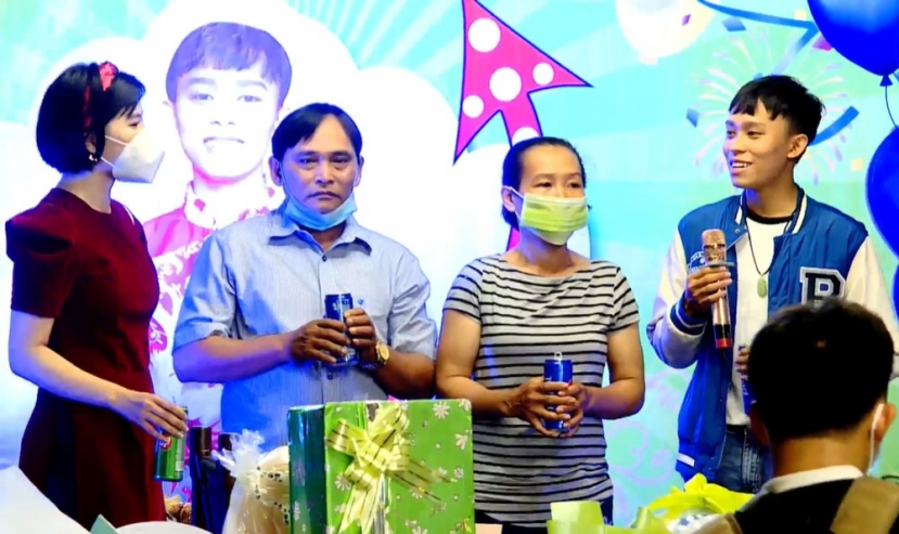 Bố mẹ ruột Hồ Văn Cường từng gây chú ý khi tham gia vào bức tiệc mừng sinh nhật tuổi 19 của con trai do FC tổ chức. Bố mẹ ruột Hồ Văn Cường từng gây chú ý khi tham gia vào bức tiệc mừng sinh nhật tuổi 19 của con trai do FC tổ chức.