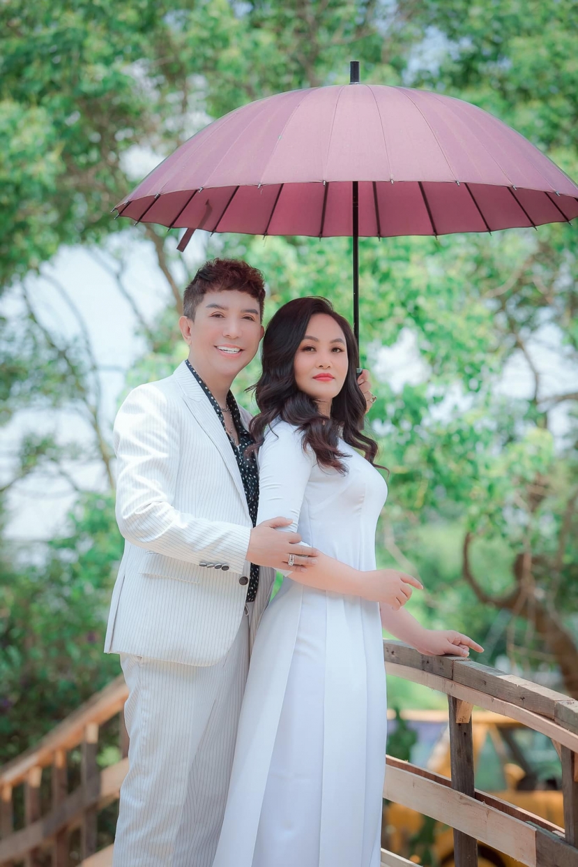 Kim Ngân thổ lộ dù chồng tất bận với công việc, thế nhưng bản thân chưa hề oán than, trách móc. Long Nhật luôn giúp đỡ vợ về cả tinh thần lẫn vật chất Kim Ngân thổ lộ dù chồng tất bận với công việc, thế nhưng bản thân chưa hề oán than, trách móc. Long Nhật luôn giúp đỡ vợ về cả tinh thần lẫn vật chất