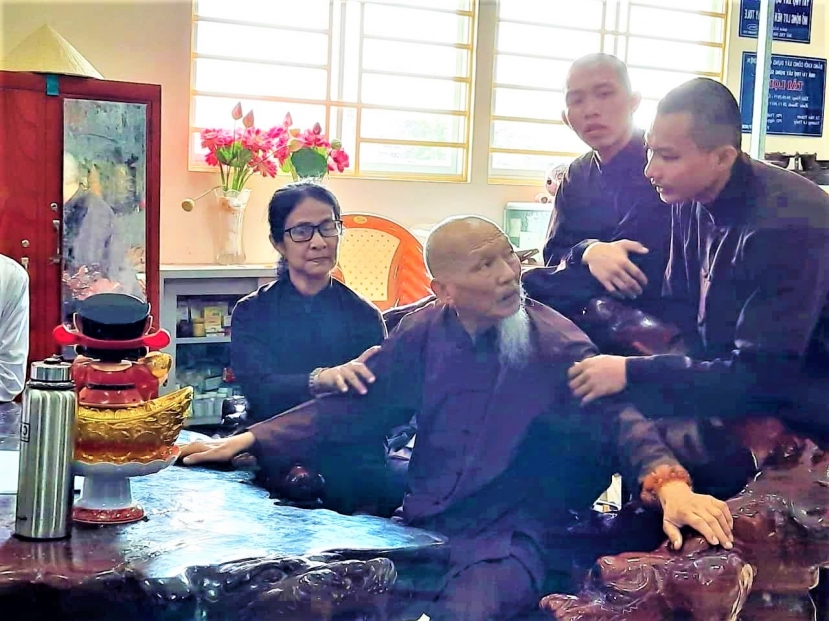 Ông Lê Tùng Vân - bà Cao Thị Cúc (hai kẻ cầm đầu) và các thành viên tại Tịnh Thất Bồng Lai Ông Lê Tùng Vân - bà Cao Thị Cúc (hai kẻ cầm đầu) và các thành viên tại Tịnh Thất Bồng Lai