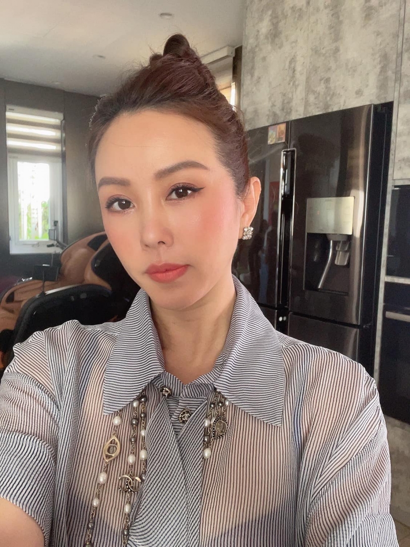 Giữa lúc Vy Oanh 'làm căng' ồn ào trong quá khứ, Hoa hậu Thu Hoài lại vô cùng bình thản Giữa lúc Vy Oanh 'làm căng' ồn ào trong quá khứ, Hoa hậu Thu Hoài lại vô cùng bình thản