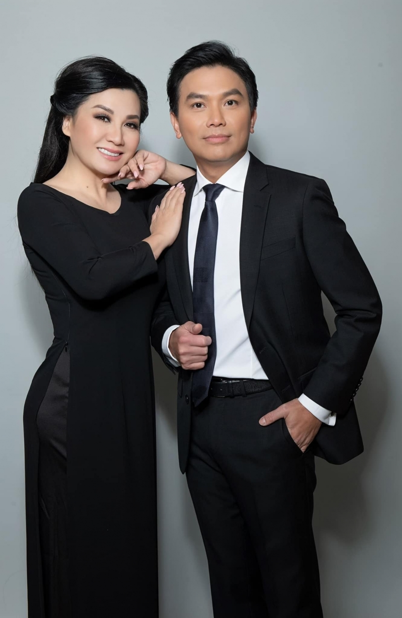 Phương Trình đứng dựa vào Mạnh Quỳnh, cử chỉ thân mật như lúc Phi Nhung còn sống Phương Trình đứng dựa vào Mạnh Quỳnh, cử chỉ thân mật như lúc Phi Nhung còn sống