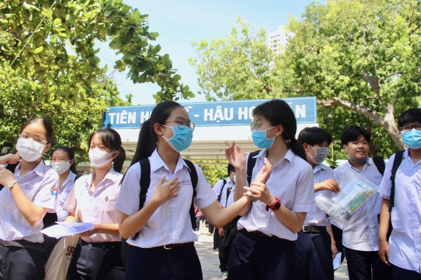 Đối với những học sinh không đậu vào các trường công lập, các em có thể theo học tại các trường dạy nghề. Đối với những học sinh không đậu vào các trường công lập, các em có thể theo học tại các trường dạy nghề.