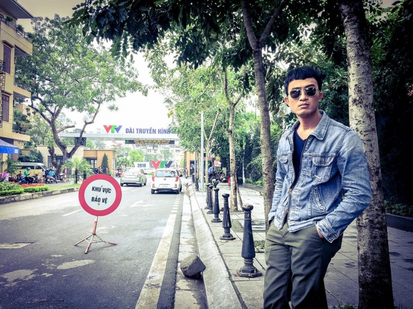 Trước đó, Doãn Quốc Đam gây ấn tượng với đông người hâm mộ bởi phong cách ăn mặc bụi bặm, phóng khoáng Trước đó, Doãn Quốc Đam gây ấn tượng với đông người hâm mộ bởi phong cách ăn mặc bụi bặm, phóng khoáng