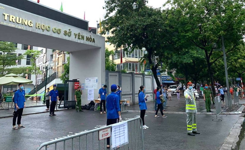 Phân luồng giao thông, bảo đảm an ninh trật tự tại các điểm thi và phòng, chống dịch tại Trường THCS Yên Hòa (quận Cầu Giấy). Phân luồng giao thông, bảo đảm an ninh trật tự tại các điểm thi và phòng, chống dịch tại Trường THCS Yên Hòa (quận Cầu Giấy).