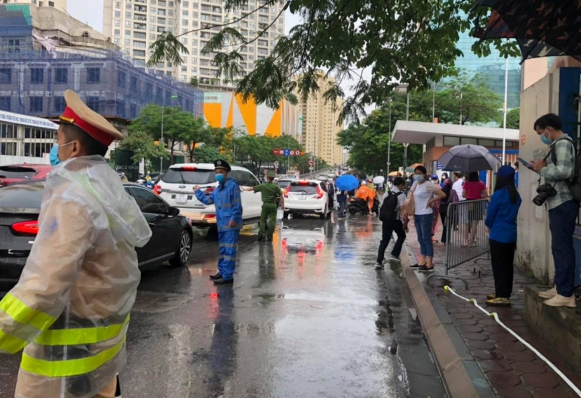 Lực lượng công an phân luồng giao thông, bảo đảm an ninh trật tự tại các điểm thi và phòng, chống dịch tại Trường THPT chuyên Hà Nội – Amsterdam (quận Cầu Giấy). Lực lượng công an phân luồng giao thông, bảo đảm an ninh trật tự tại các điểm thi và phòng, chống dịch tại Trường THPT chuyên Hà Nội – Amsterdam (quận Cầu Giấy).