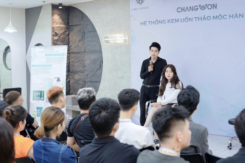 Tiktoker Gia Lộc chuyên gia hàng đầu trong lĩnh vực uốn nóng đạt chuẩn Quốc tế Tiktoker Gia Lộc chuyên gia hàng đầu trong lĩnh vực uốn nóng đạt chuẩn Quốc tế