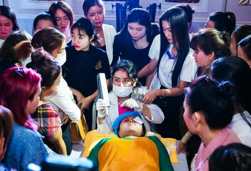 Được ví như “Bàn tay vàng” trong ngành làm đẹp, bà đã giúp hàng ngàn phụ nữ thoát nám, tự tin, xinh đẹp, thành công và hạnh phúc Được ví như “Bàn tay vàng” trong ngành làm đẹp, bà đã giúp hàng ngàn phụ nữ thoát nám, tự tin, xinh đẹp, thành công và hạnh phúc