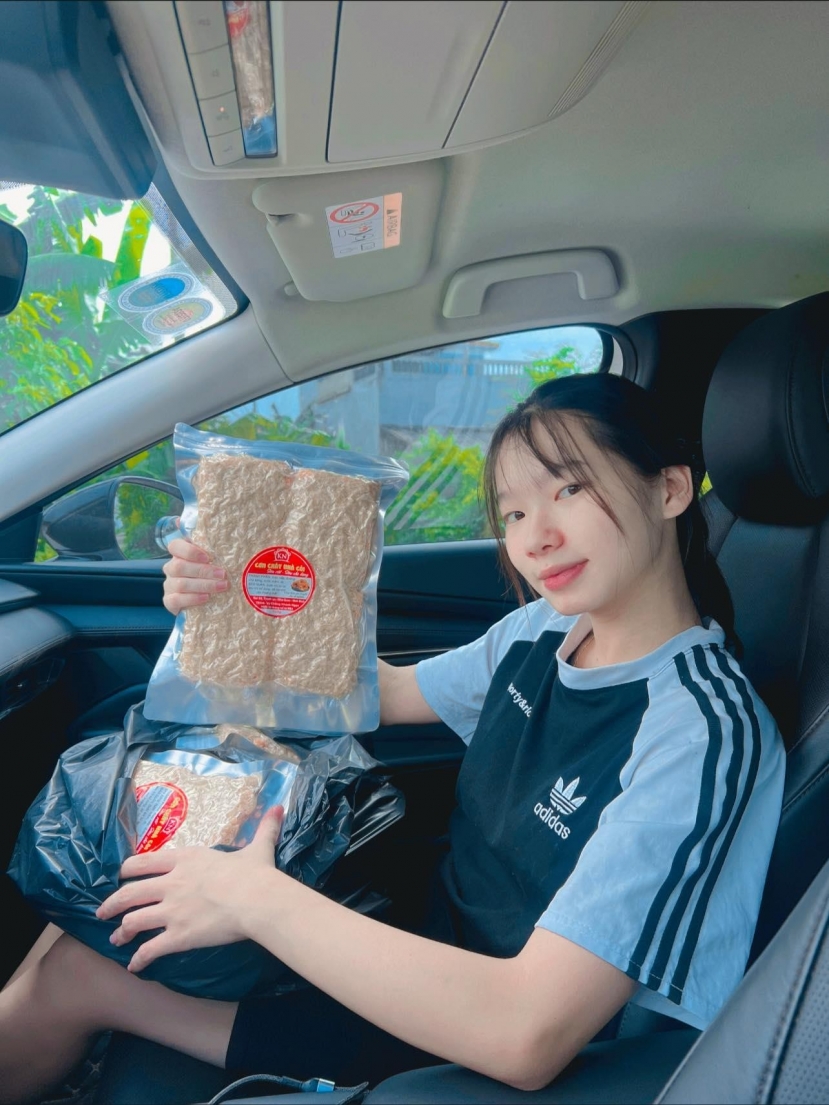 Vợ Chồng Khánh Ngọc mang đến những tiểu phẩm hài hước cho khán giả - Ảnh 3 Vợ Chồng Khánh Ngọc mang đến những tiểu phẩm hài hước cho khán giả - Ảnh 3