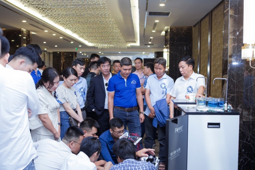 Khách mời trải nghiệm trực tiếp máy lọc nước RO ion kiềm Famy Khách mời trải nghiệm trực tiếp máy lọc nước RO ion kiềm Famy