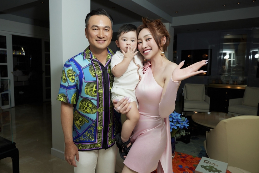 Vợ chồng Chí Bảo cùng con trai đáng yêu Vợ chồng Chí Bảo cùng con trai đáng yêu