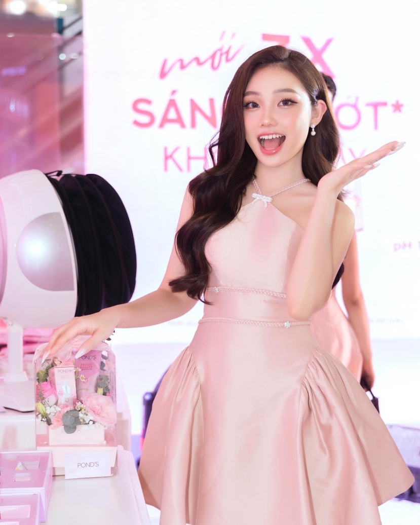 Thuỷ Sophia sở hữu nhan sắc xinh đẹp và cách nói chuyện tự nhiên, thu hút. Thuỷ Sophia sở hữu nhan sắc xinh đẹp và cách nói chuyện tự nhiên, thu hút.