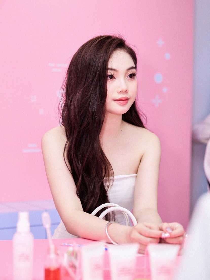 Cô được rất nhiều người đánh giá cao về nhan sắc cũng như tài năng. Cô được rất nhiều người đánh giá cao về nhan sắc cũng như tài năng.
