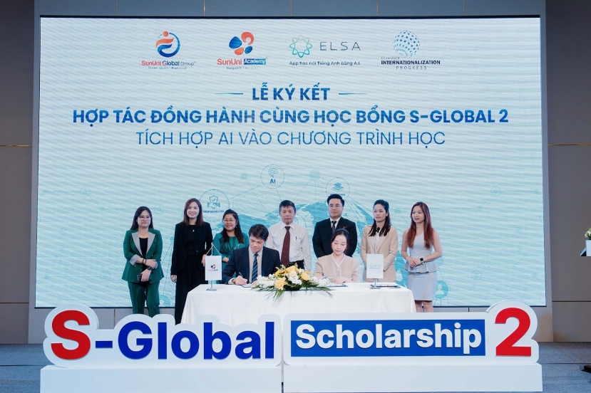 Ông Nguyễn Tiến Nam - CEO SunUni Academy (bên trái) và bà Thư Nguyễn - Giám đốc kinh doanh ELSA Corp (bên phải) ký kết hợp tác đưa AI vào chương trình đào tạo Ông Nguyễn Tiến Nam - CEO SunUni Academy (bên trái) và bà Thư Nguyễn - Giám đốc kinh doanh ELSA Corp (bên phải) ký kết hợp tác đưa AI vào chương trình đào tạo