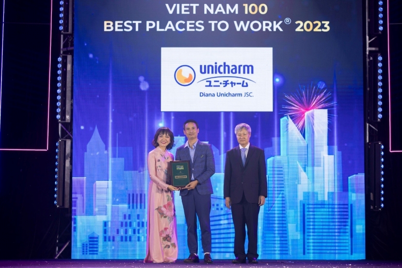 Đại diện Diana Unicharm nhận giải thưởng tại Lễ trao giải Top 100 Nơi làm việc tốt nhất Việt Nam 2023 Đại diện Diana Unicharm nhận giải thưởng tại Lễ trao giải Top 100 Nơi làm việc tốt nhất Việt Nam 2023