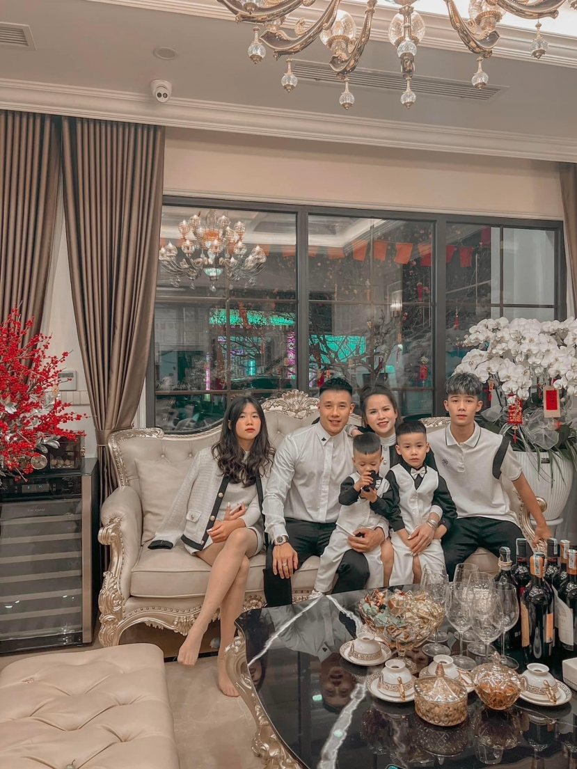 Lê Việt Anh - Ông bố trẻ 8X với 4 người con khiến nhiều người bất ngờ Lê Việt Anh - Ông bố trẻ 8X với 4 người con khiến nhiều người bất ngờ