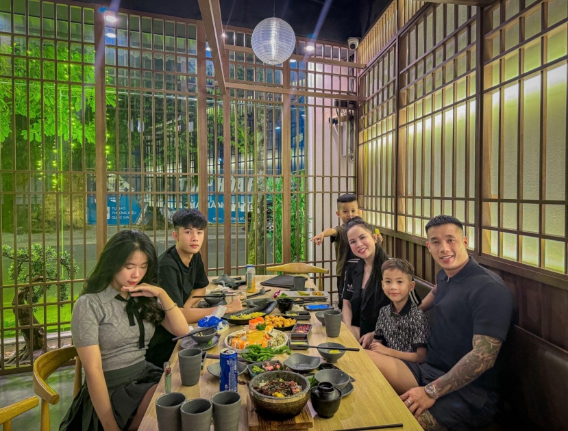 Anh Việt Anh luôn hỗ trợ vợ chăm sóc các con Anh Việt Anh luôn hỗ trợ vợ chăm sóc các con