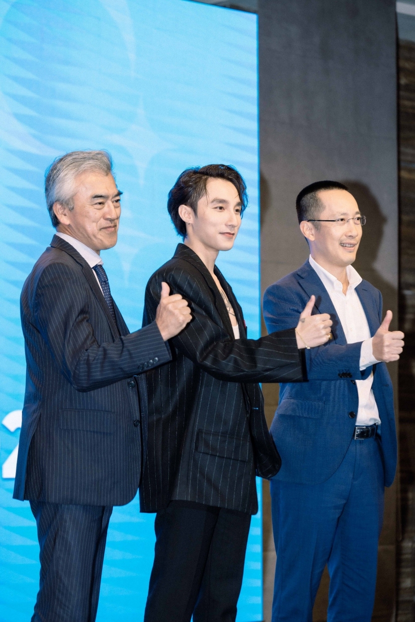 Từ trái qua: Đại diện JCB, Nghệ sĩ Sơn Tùng M-TP, Đại diện MB Từ trái qua: Đại diện JCB, Nghệ sĩ Sơn Tùng M-TP, Đại diện MB