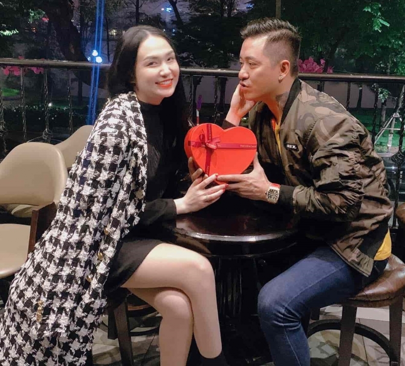 Tuấn Hưng sát cánh bên vợ ở nhiều dự án kinh doanh. Tuấn Hưng sát cánh bên vợ ở nhiều dự án kinh doanh.