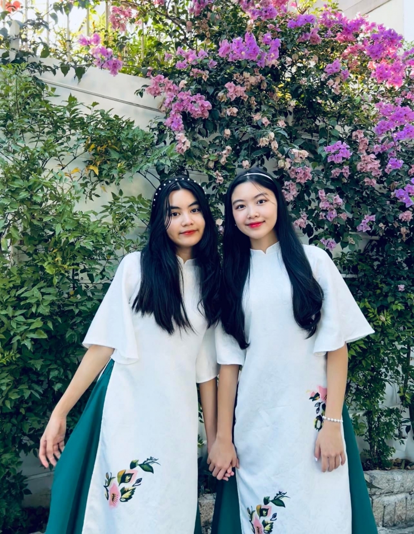Hai chị em nhận được sự chú ý của khán giả về nhan sắc xinh đẹp. Hai chị em nhận được sự chú ý của khán giả về nhan sắc xinh đẹp.