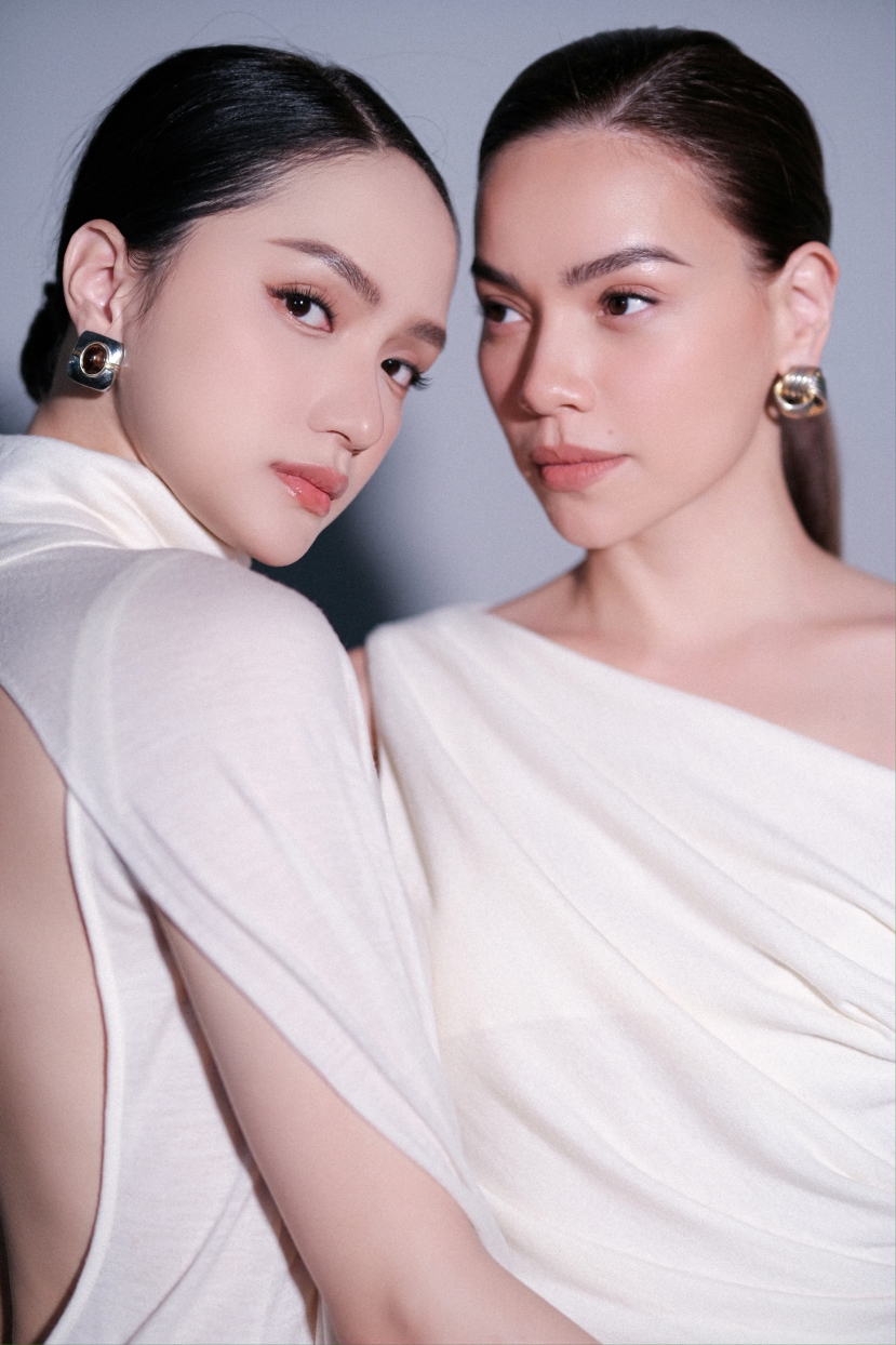 Hương Giang hợp tác với Hồ Ngọc Hà trong sản phẩm âm nhạc mới nhất. Hương Giang hợp tác với Hồ Ngọc Hà trong sản phẩm âm nhạc mới nhất.