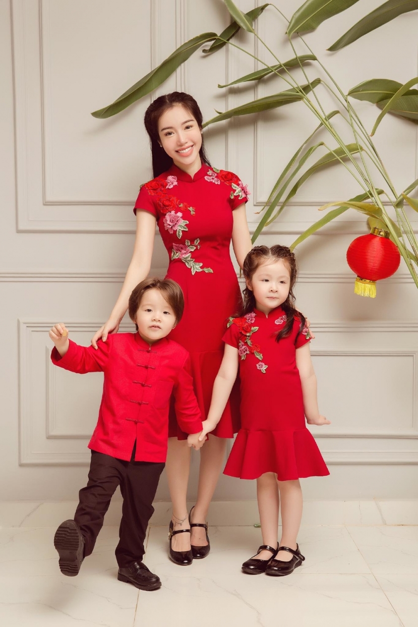 Nhan sắc cực phẩm của 3 mẹ con Elly Trần. Nhan sắc cực phẩm của 3 mẹ con Elly Trần.