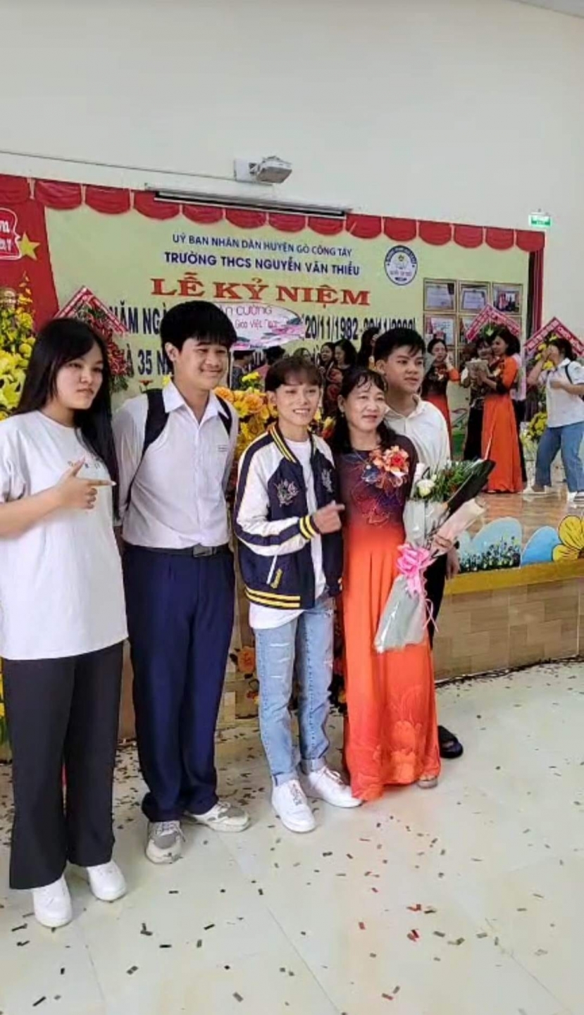 Hồ Văn Cường về thăm thầy cô nhân ngày 20/11. Ảnh FB Hồ Văn Cường về thăm thầy cô nhân ngày 20/11. Ảnh FB