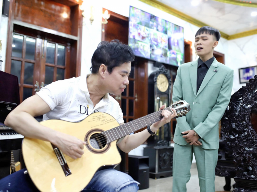Hồ Văn Cường được danh ca Ngọc Sơn nâng đỡ sau ồn ào với mẹ nuôi Phi Nhung. Hồ Văn Cường được danh ca Ngọc Sơn nâng đỡ sau ồn ào với mẹ nuôi Phi Nhung.