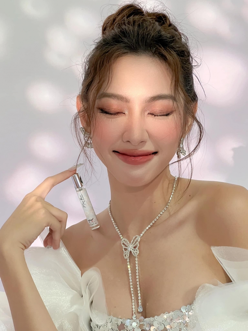Ngay sau đó, Thùy Tiên đã hóa nàng thơ trong trẻo. Ảnh FBNV Ngay sau đó, Thùy Tiên đã hóa nàng thơ trong trẻo. Ảnh FBNV