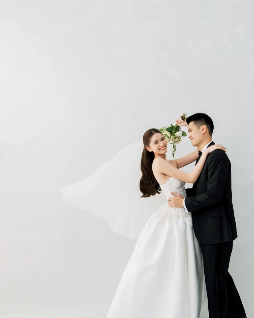 Á hậu Thùy Dung ưu tiên các mẫu váy cưới giản dị, không cầu kỳ. Ảnh FBNV Á hậu Thùy Dung ưu tiên các mẫu váy cưới giản dị, không cầu kỳ. Ảnh FBNV