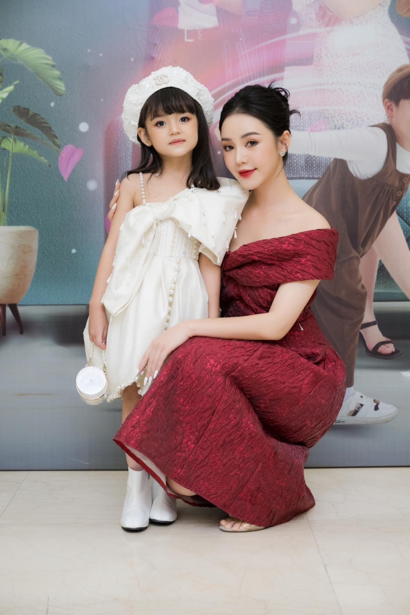 Quỳnh Kool khoe ảnh xinh đẹp bên 'con gái', tiết lộ nhiều bỡ ngỡ khi làm mẹ - Ảnh 2 Quỳnh Kool khoe ảnh xinh đẹp bên 'con gái', tiết lộ nhiều bỡ ngỡ khi làm mẹ - Ảnh 2