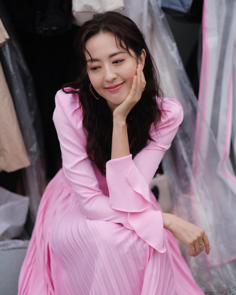 Mỹ nhân 'Sóng gió gia tộc' vạch trần góc tối của showbiz - Ảnh 1 Mỹ nhân 'Sóng gió gia tộc' vạch trần góc tối của showbiz - Ảnh 1