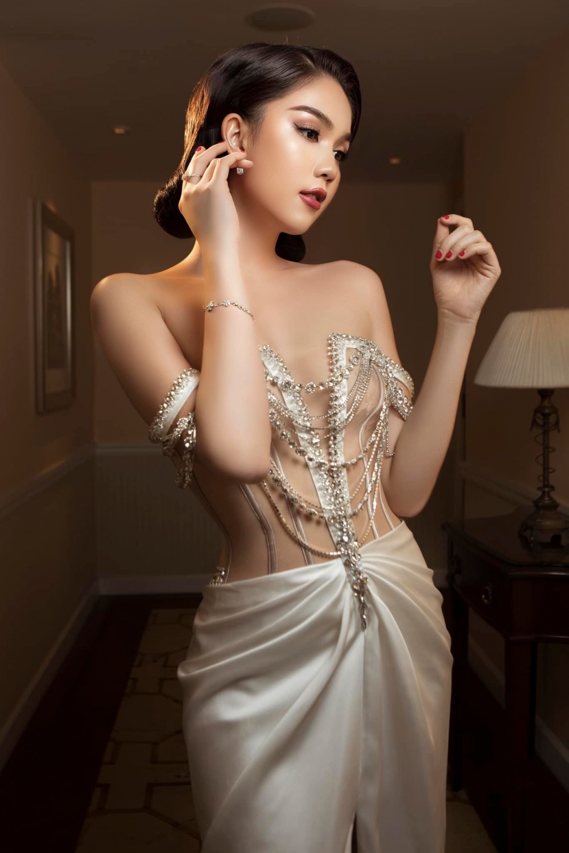 'Nữ hoàng nội y' Ngọc Trinh diện những trang phục mặc như không mặc. 'Nữ hoàng nội y' Ngọc Trinh diện những trang phục mặc như không mặc.