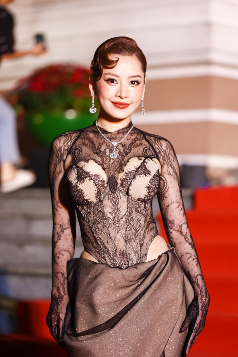 Xuất hiện tại sự kiện, Chi Pu gây chú ý khi diện chiếc váy ren bó sát cùng gu trang điểm cổ điển. Vốn đã là người đẹp được đánh giá cao về nhan sắc, Chi Pu thời gian gần đây còn chuyển sang phong cách thời trang nóng bỏng kèm theo bộ trang sức lấp lánh càng khiến người hâm mộ trầm trồ. Xuất hiện tại sự kiện, Chi Pu gây chú ý khi diện chiếc váy ren bó sát cùng gu trang điểm cổ điển. Vốn đã là người đẹp được đánh giá cao về nhan sắc, Chi Pu thời gian gần đây còn chuyển sang phong cách thời trang nóng bỏng kèm theo bộ trang sức lấp lánh càng khiến người hâm mộ trầm trồ.