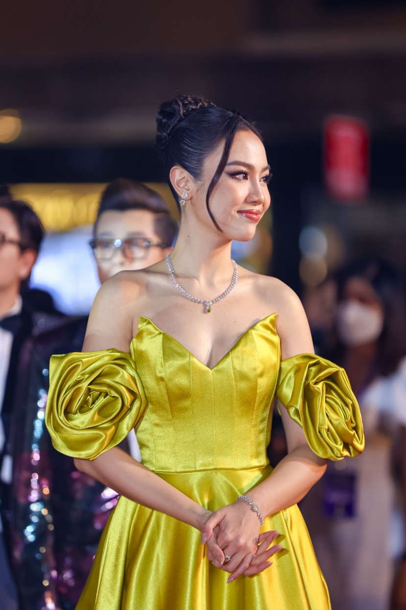 Á hậu Thủy Tiên năm nay cũng xuất hiện tại thảm đỏ với chiếc váy vàng rực rỡ khi đảm nhận vai trò là người trao giải. Á hậu Thủy Tiên năm nay cũng xuất hiện tại thảm đỏ với chiếc váy vàng rực rỡ khi đảm nhận vai trò là người trao giải.