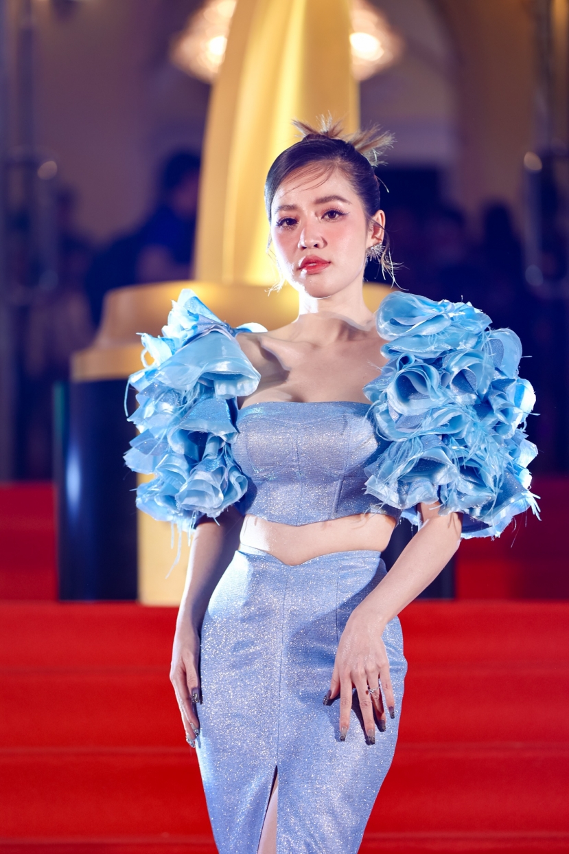 Nữ diễn hài Puka cũng xuất hiện với trang phục lộng lẫy, cầu kỳ nhưng khoe khéo léo vòng eo thon gọn. Nữ diễn hài Puka cũng xuất hiện với trang phục lộng lẫy, cầu kỳ nhưng khoe khéo léo vòng eo thon gọn.