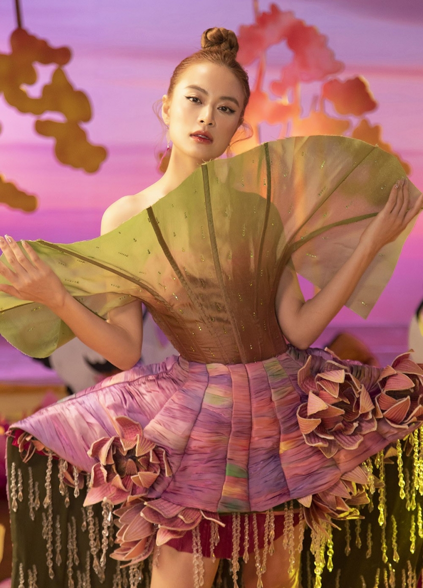 Ca khúc 'See tình' của Hoàng Thùy Linh nổi đình đám trên mạng xã hội. Ca khúc 'See tình' của Hoàng Thùy Linh nổi đình đám trên mạng xã hội.